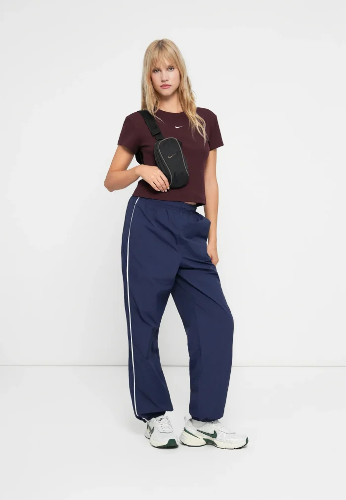 baby tee nike essentials vinho baby tee nike essentials vinho