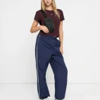 baby tee nike essentials vinho