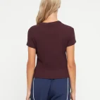 baby tee nike essentials vinho