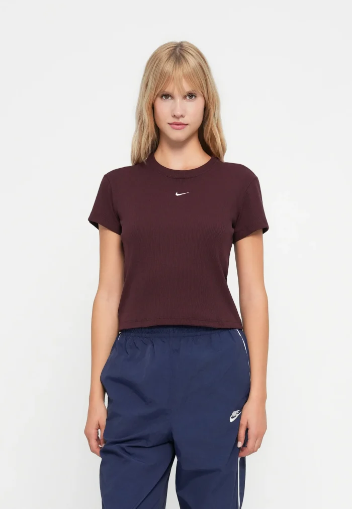 baby tee nike essentials vinho baby tee nike essentials vinho