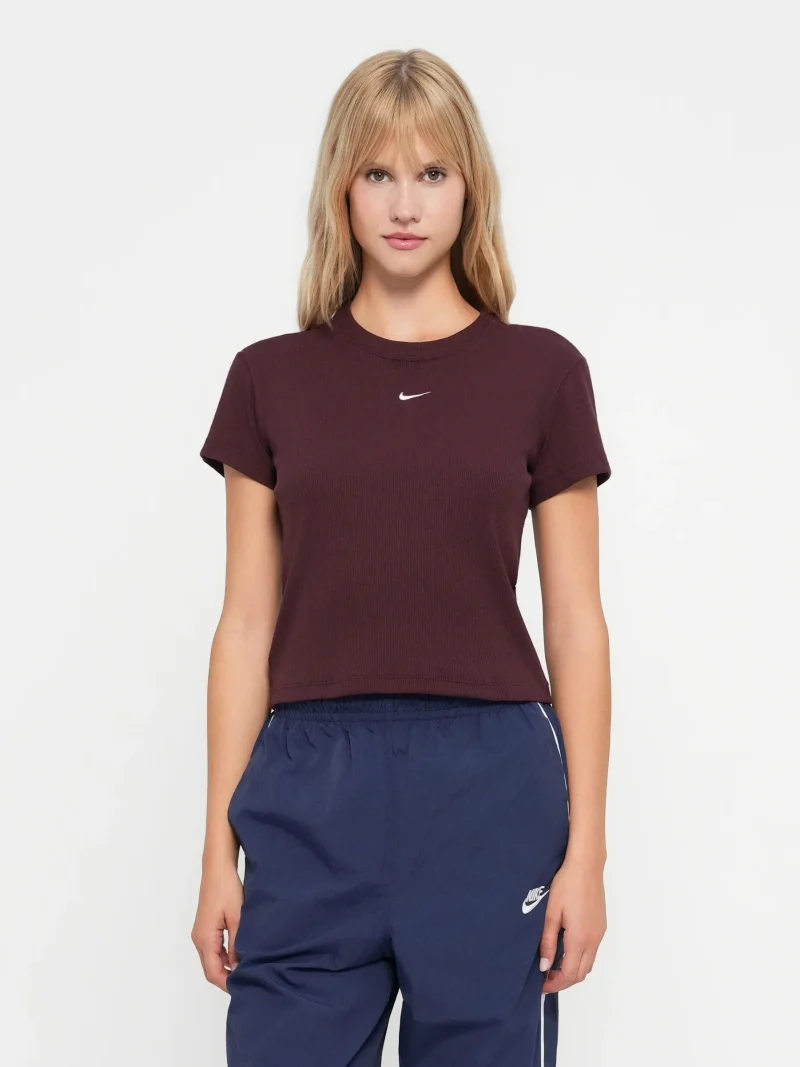 baby tee nike essentials vinho