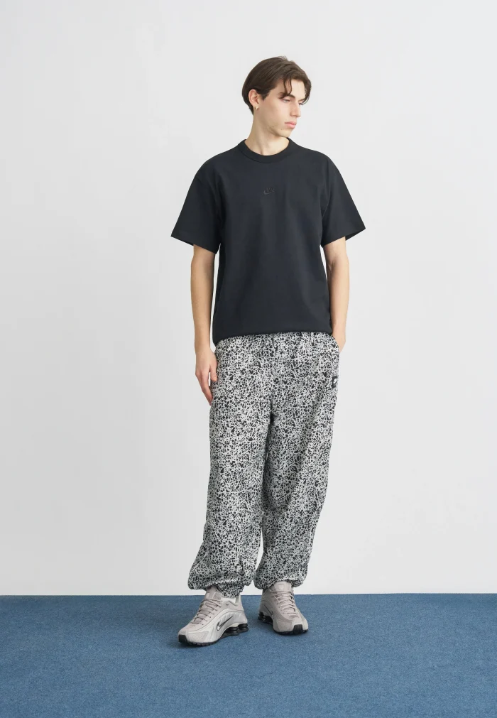 camiseta nike essentials doble black camiseta nike essentials doble black