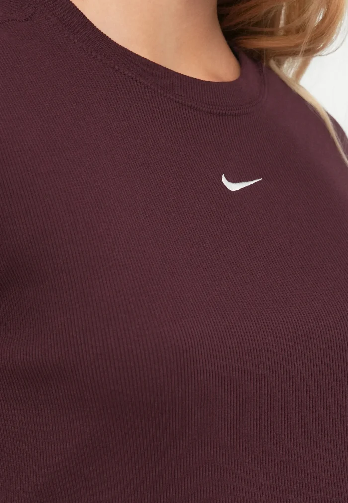 baby tee nike essentials vinho baby tee nike essentials vinho