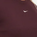 baby tee nike essentials vinho