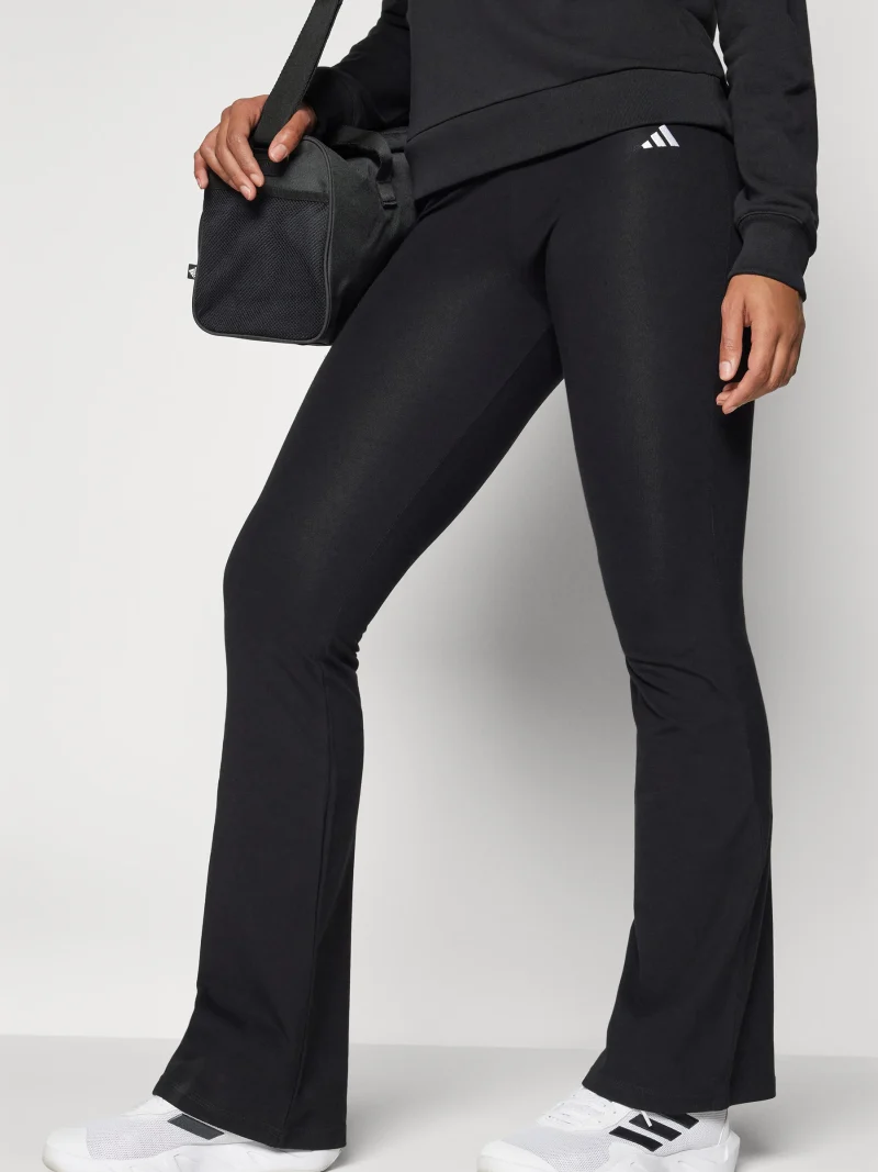 calça flare adidas essentials calça flare adidas essentials